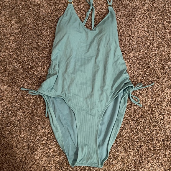 One piece bathing suit - Picture 2 of 2